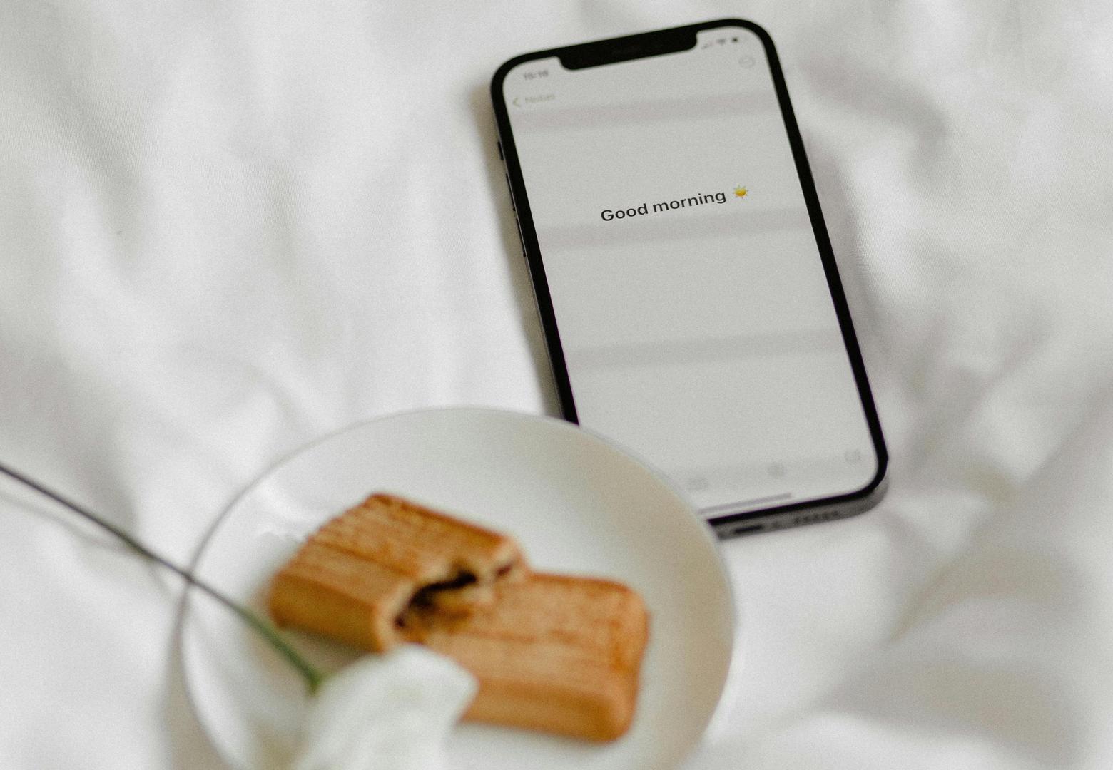 3. Olakšavanje upravljanja alarmima – Za one koji se teško bude ili im je potrebno još nekoliko minuta ujutro, tipke za glasnoću mogu se koristiti za upravljanje alarmima. Jednostavnim pritiskom možete odgoditi ili isključiti alarm.