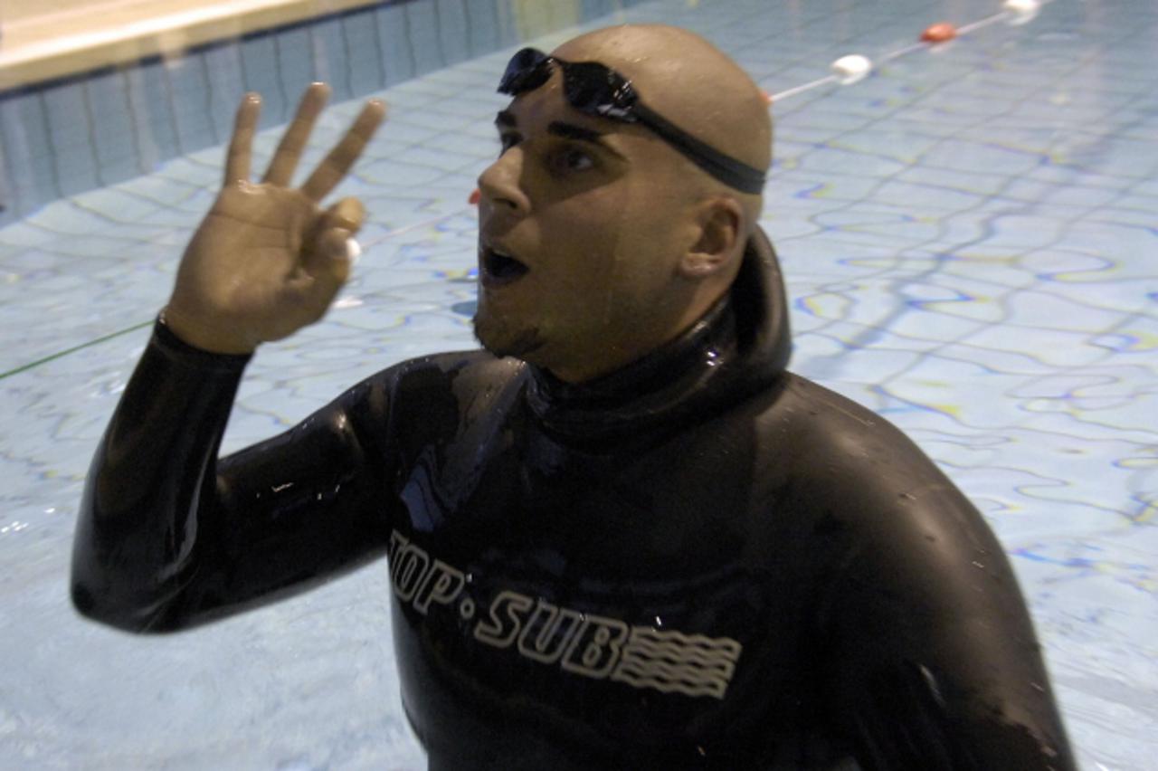 'za gradsku.....19. 10. 2007. bazen u utrinama/ goran colak postavlja svjetski rekord u ronjenju na dah od 7 minuta i 1 sekunde snimio: zeljko hladika'