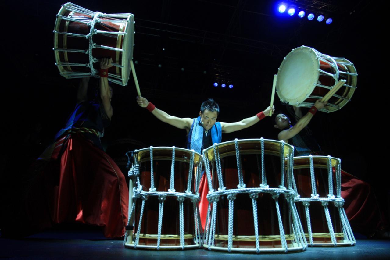 '30.07.2001. Trg bana Jelacica, Zagreb-U sklopu ovogodi?nje turneje pod nazivom Gamu-Shara, sto u prijevodu znaci ?Ritam hrabrosti?, Yamato bubnjari nastupaju na trgu bana Jelacica. Photo: Boris Scita