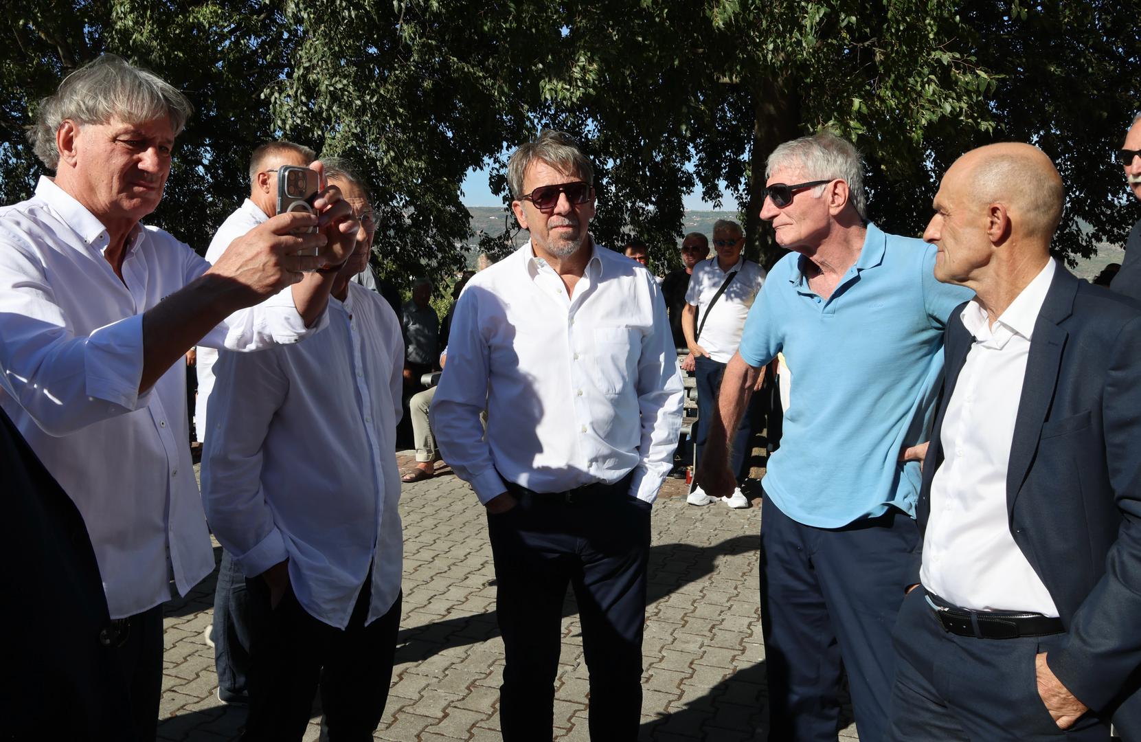 Tuga i emocije obilježile su posljednji oproštaj od čovjeka koji je svojim igrama, karakterom i ljubavlju prema Hajduku ostavio neizbrisiv trag.