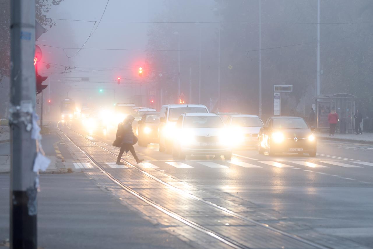 Gusta magla nad Zagrebom, glavni grad je jutros u crvenoj zoni zbog zagađenog zraka
