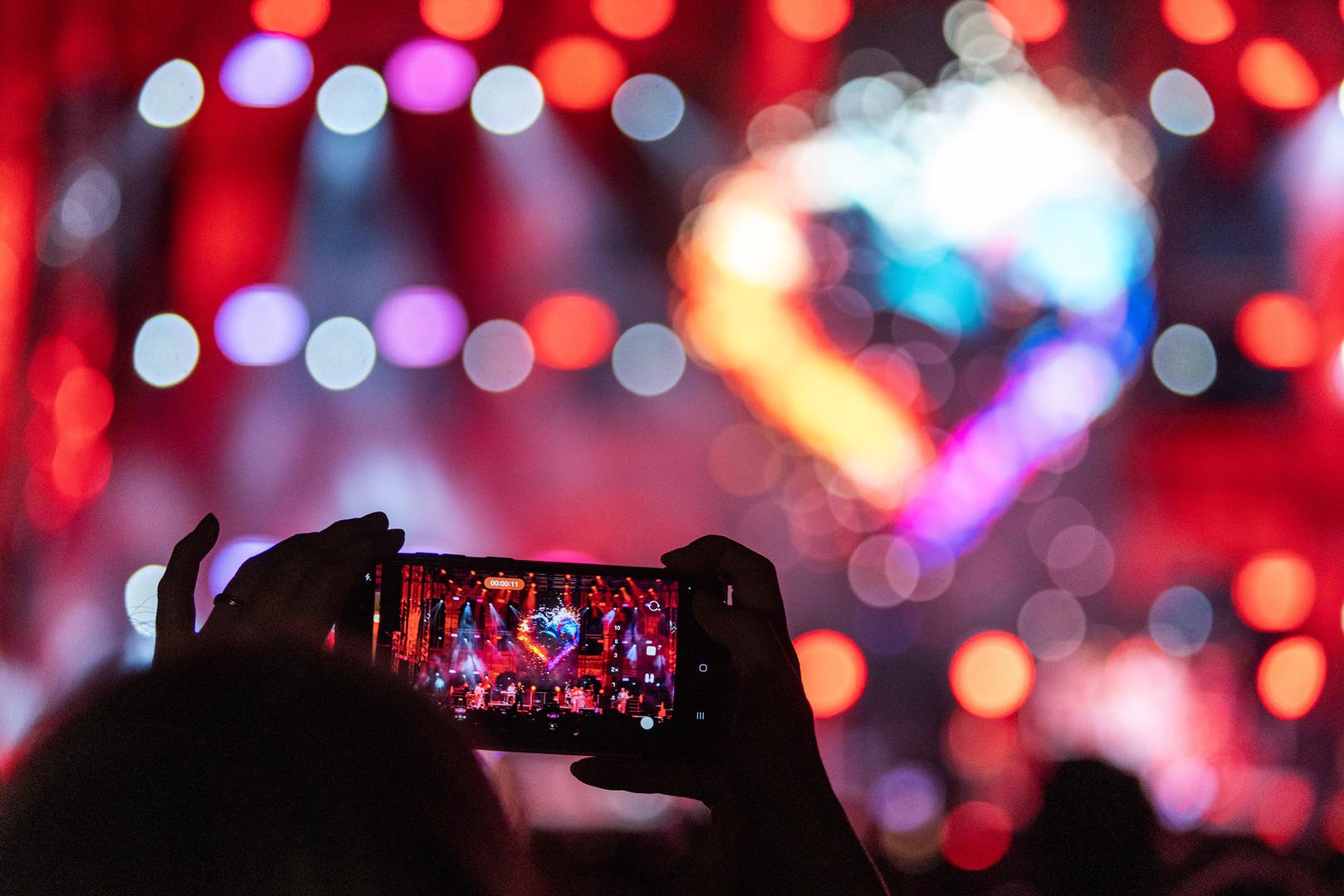 Dionicu neprežaljenog Toše Proeskog u njihovom duetu "Lagala nas mala" ovog je puta prepustio Mihaelu Kvorki, što je publika uzvratila zborskim pjevanjem. "Sa mnom su izvrsni ljudi, izvrsni glazbenici i čast mi je što su večeras došli. Hvala im što me slušaju sve ove godine", priznao je Cetinski. 