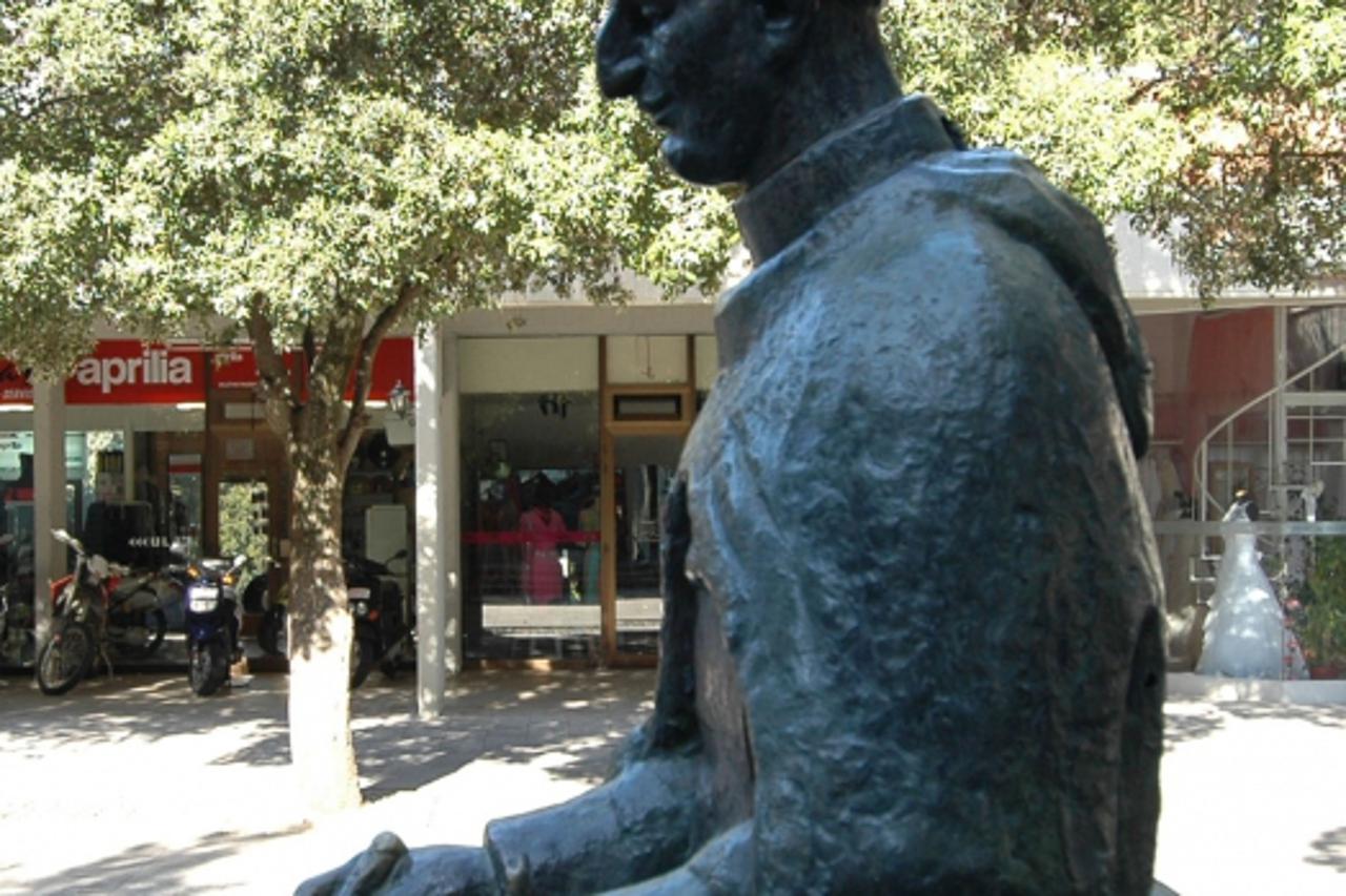 marin držić skulptura 