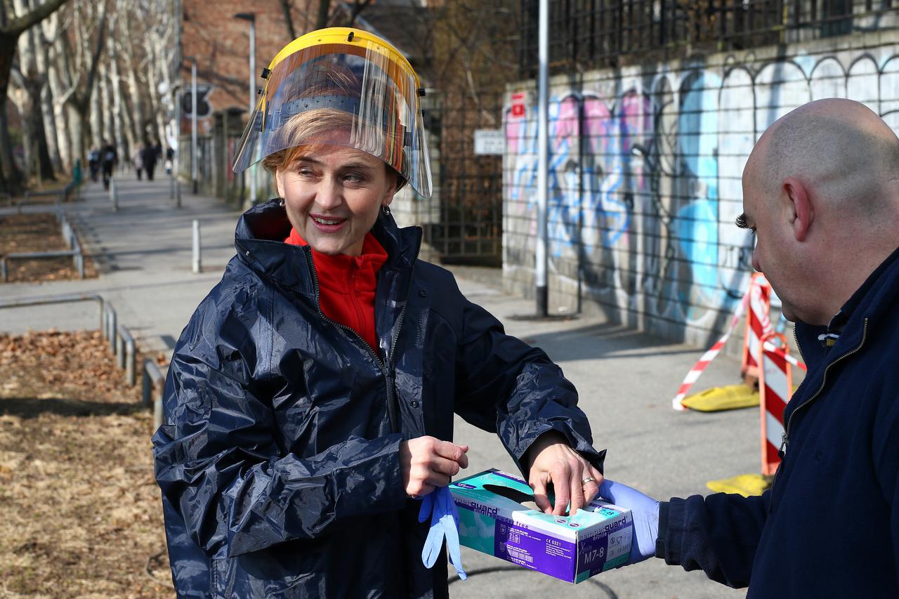14.02.2017., Zagreb - Kandidatkinja za gradonacelnicu grada Zagreba Sandra Svaljek kompresorom je prala grafite na raskrizju ulice Djure Crnatka i Runjaninove. Skidanje grafita vrsi se pomocu kompresora i vruce vode pod tlakom. Sandra Svaljek obukla je sv
