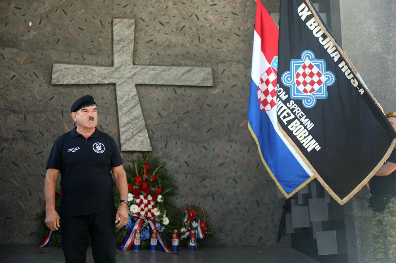 Knin: HOS na čelu sa Markom Skejom položio vijence