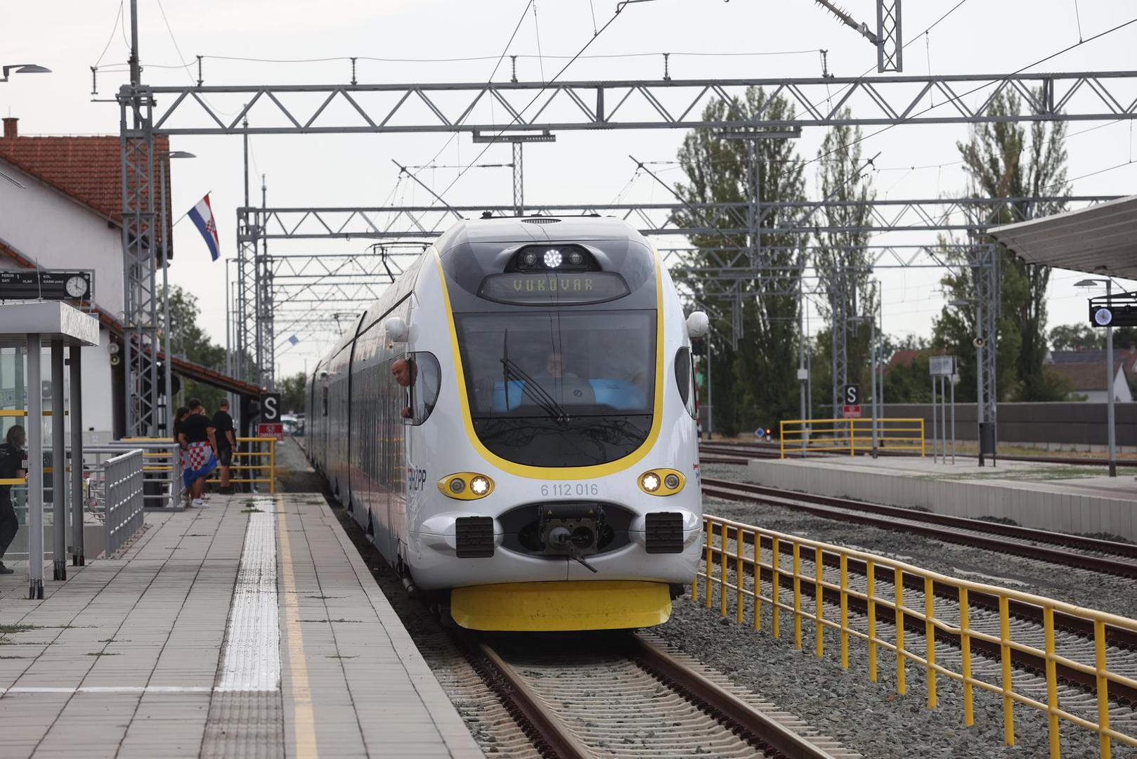 Beneficirani staž imaju i pojedina radna mjesta u željezničkom prometu. Strojovođama električnih i dizelskih vučnih vozila za prugu 12 mjeseci rada računa se kao 16 mjeseci staža.