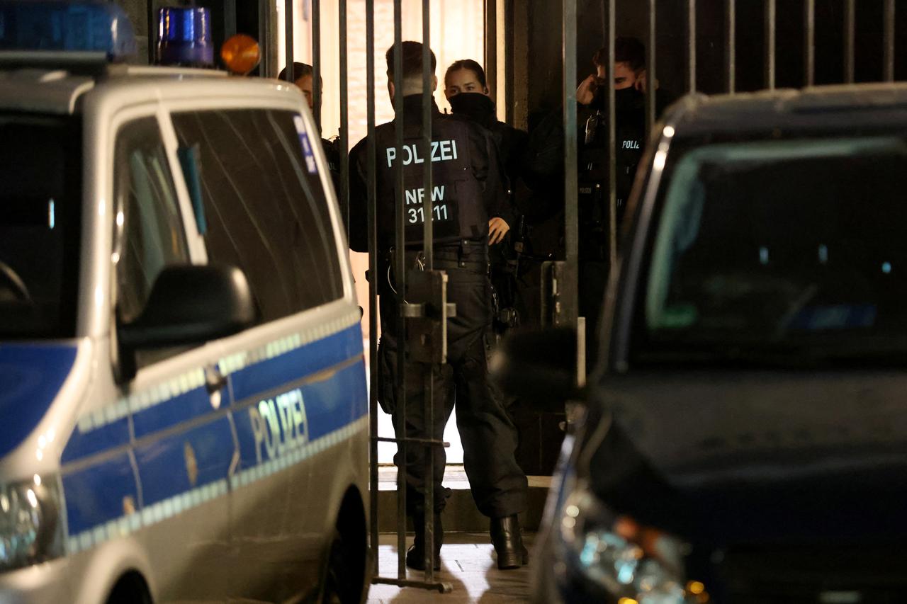 German police secures the Cologne cathedral