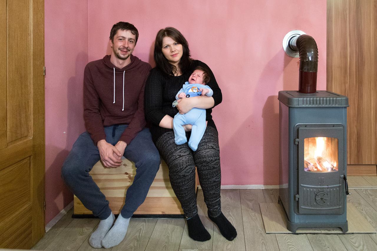 10.11.2015., Hrvatski Leskovac -  Mario Pranjic obiteljsku kucu grije na drva i ne zeli uvesti plin iako su u blizini njegove ulice vec zapoceli radovi na plinifikaciji. Mario sa suprugom Marijom i sinom Mateom.  Photo: Davor Puklavec/PIXSELL