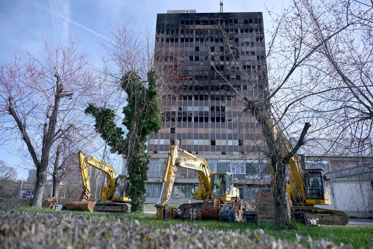 Zagreb: Vojska iz Vjesnika odvozi namještaj, u tijeku su pripreme za rušenje zgrade 