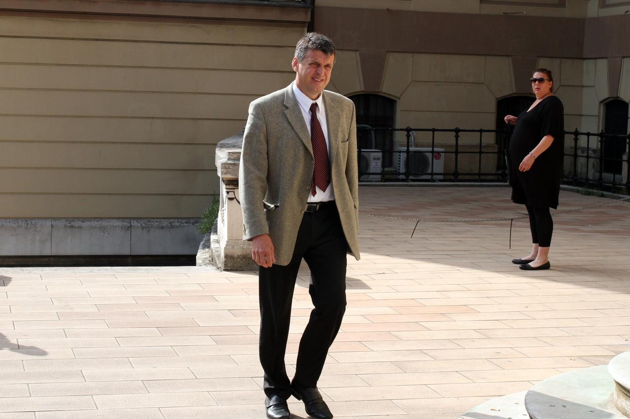 05.06.2014., Rijeka - Gradonacelnik Crikvenice Damir Rukavina dolazi sudsku raspravu na Zupanijski sud. Uskok je protiv gradonacelnika Rukavine u prosincu 2012. godine podigao optuznicu kojom ga tereti za kazneno djelo zlouporabe obavljanja duznosti drzav