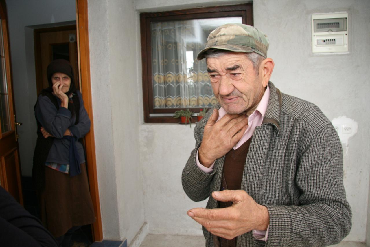 \'12.10.2010.,Karlovac- Mara i Vjekoslav Matesa,rodbina poginulih u nesreci na jezeru u Otoku na Dobri. Dominik Grguric/PIXSELL\'