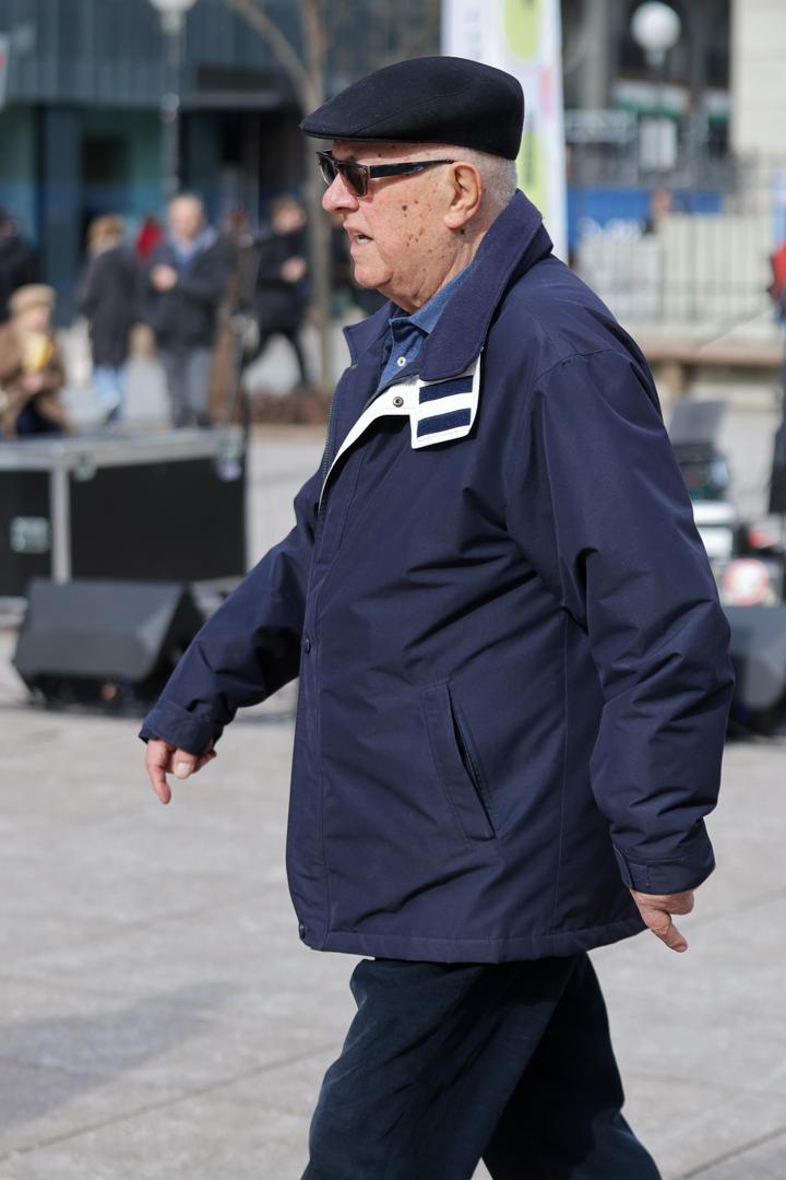 Danas, 21. veljače naš fotograf u centru grada fotografirao je poznata lica. Najviše pažnje ukrao je bivši HDZ-ov ministar Luka Bebić, a kojeg već godinama nismo vidjeli u javnosti.