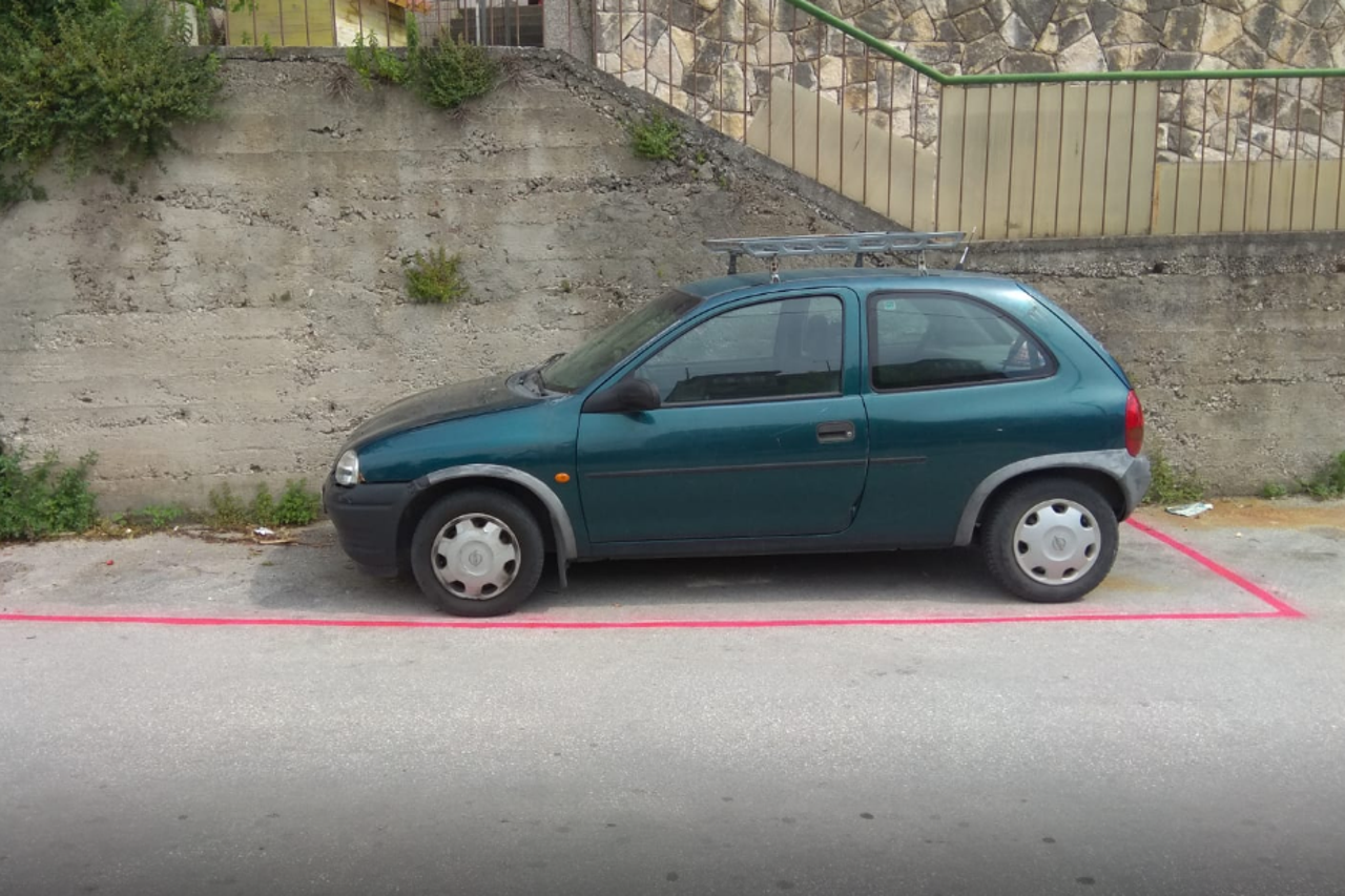 Automobil na izmišljenom parkingu