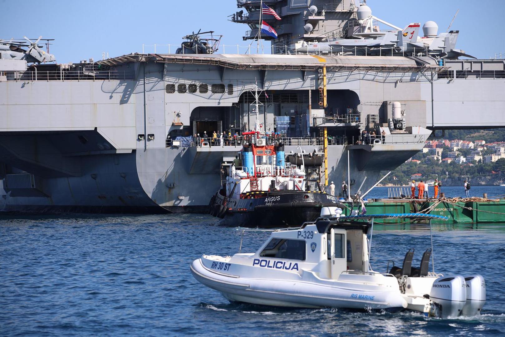 26.06.2023.,Split - Ponos americke mornarice, najmoderniji nosac zrakoplova na nuklearni pogon "USS Gerald R. Ford" uplovio je jutros u Split.Golemi brod, koji privlaci poglede Splicana i turista, najveci je ratni brod u povijesti. Dugacak je više od 330, a visok 76 metara, poput solidnog nebodera, s 25 paluba. Gradnja je stajala 12,8 milijardi dolara, a jos je 4,7 milijardi utroseno za istrazivanje i razvoj. Moze nositi 75 zrakoplova. Posadu, ukljucujuci zrakoplovno osoblje, cini 4500 ljudi. Photo: Zvonimir Barisin/PIXSELL