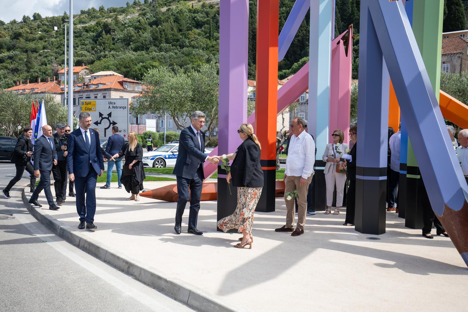 "Ali olovke su slomljene, na mjestu loma je vječni čelik, metal koji će polako puštati trag niz boju, kao rana koja tiho krvari, kao sjećanje ne pristaje nestati. Zato ovdje boja više nije samo boja, svaka boja nosi jedno ime, svaka boja nosi jednu tišinu, jedan nedovršeni život. 15 slomljenih olovaka za 15 djece, koja više ne mogu crtati, ali čije boje Dubrovnik neće zaboraviti", nastavio je u dirljivom izlaganju Stošić