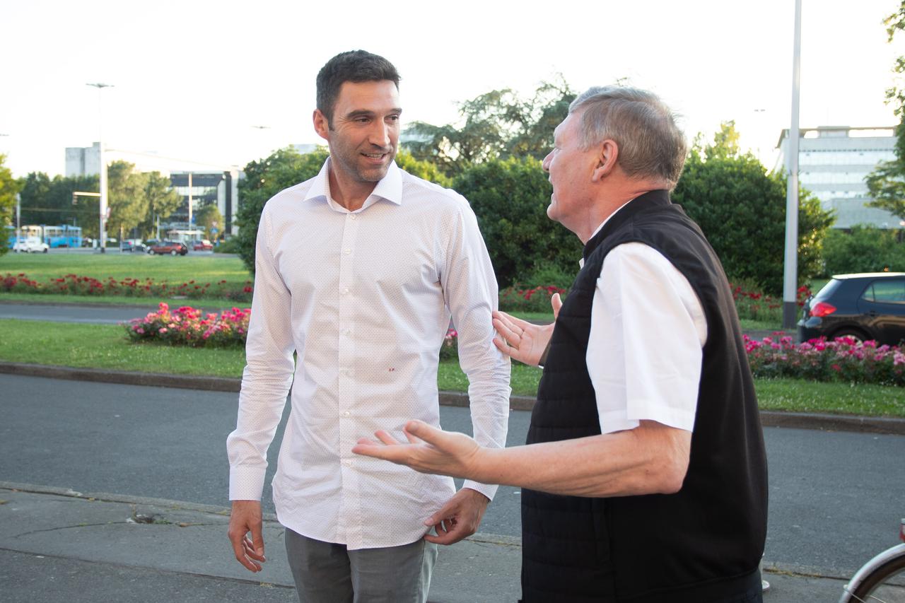 Zagreb:  Predstavljena je prva knjiga o vaterpolskom klubu Jug - Pet do sto