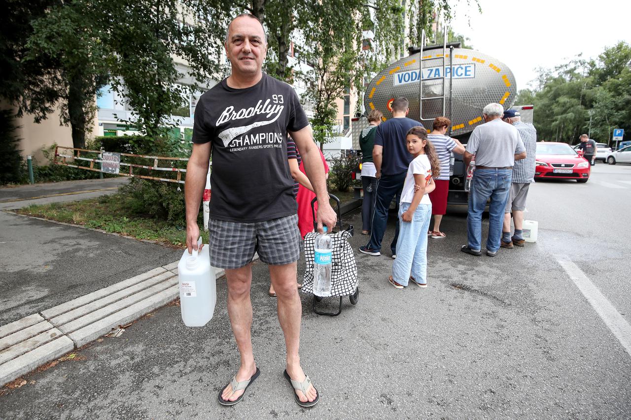 Cisterna s vodom za piće opskrbljuje građane Novog Zagreba