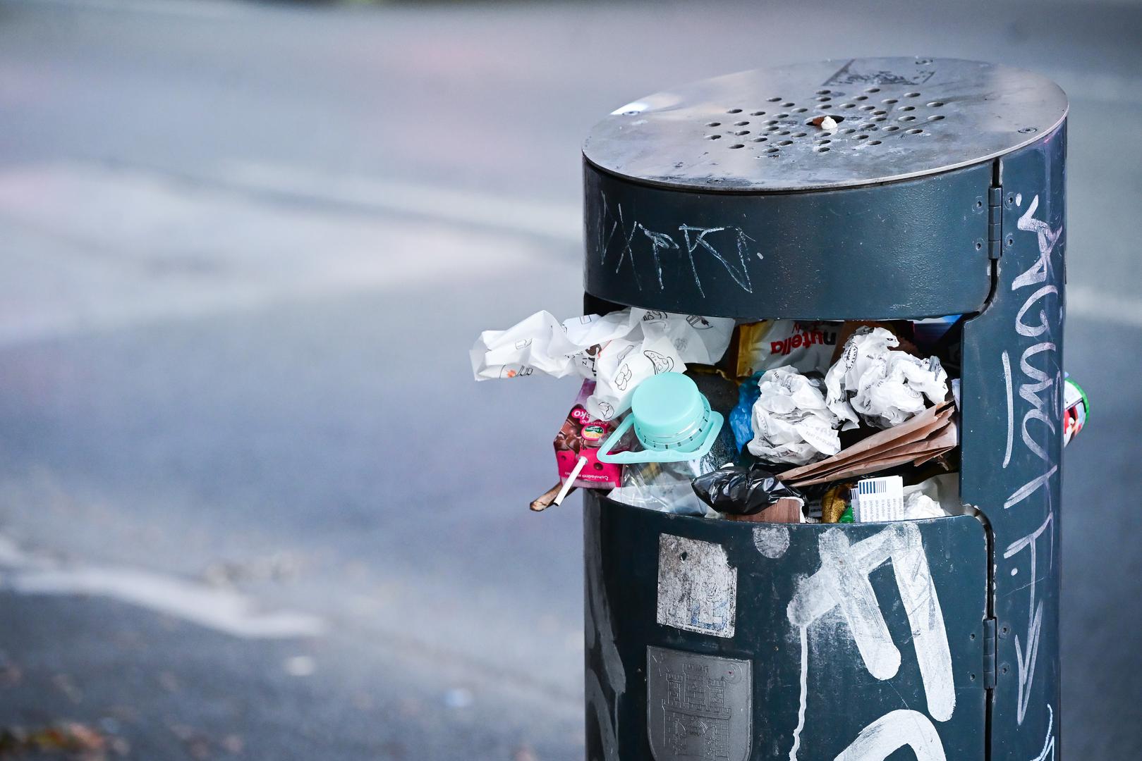 Zbog štrajka radnika Zagrebačkog holdinga, u kojem sudjeluju i radnici Čistoće, odvoz otpada odvija se u znatno ograničenom opsegu, pa se smeće gomila oko kanti i podzemnih spremnika.