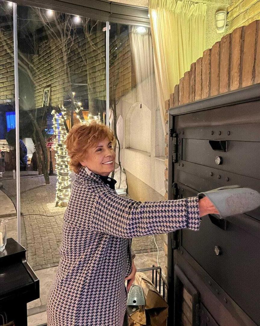 Ipak, posebna čar ove nekretnine dolazi do izražaja tijekom proljetnih i ljetnih mjeseci, kada se obitelj seli u prostrano dvorište okruženo zelenilom. Središnje mjesto ove male oaze zauzima bazen ovalnog oblika, idealan za opuštanje i uživanje.