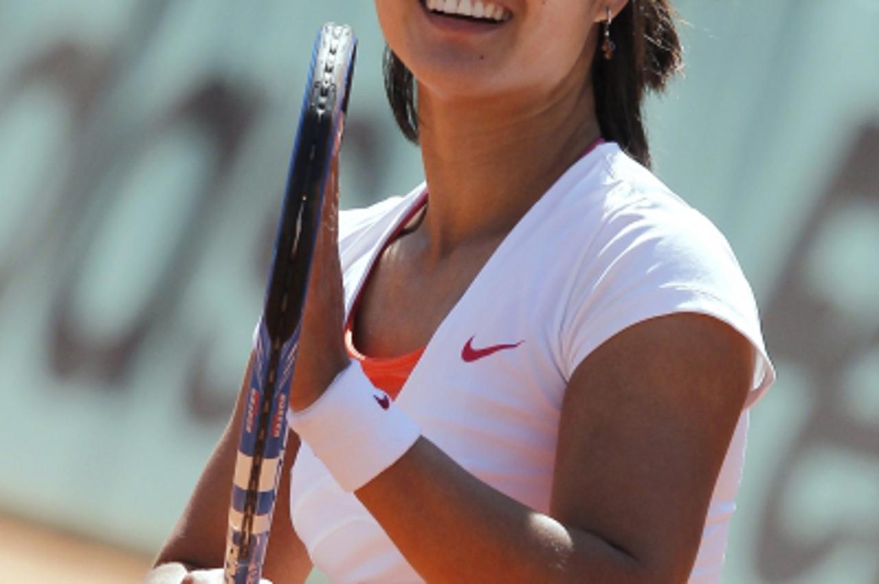 'China\'s Li Na celebrates after winning against Belarus\'s Victoria Azarenka during their Women\'s fourth quater final match in the French Open tennis championship at the Roland Garros stadium, on Ju