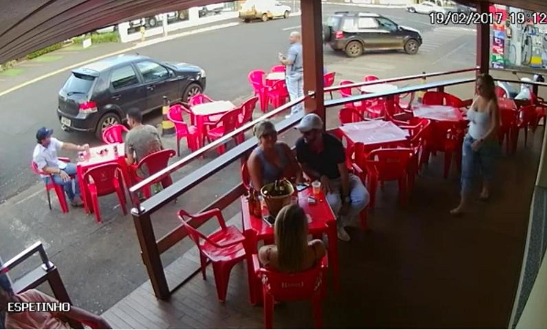 Snimka žene koja je fizički nasrnula na svog supruga i njegovu ljubavnicu u jednom kafiću u brazilskom gradu Rio Verde obišla je svijet. Na snimci se vidi kako muškarac sjedi s dvije žene u kafiću kada im prilazi treća žena. Ona bez riječi udara prvo muškarca, a zatim i ženu koja je sjedila kraj njega, vuče je i čupa za kosu dok se ona pokušava othrvati.