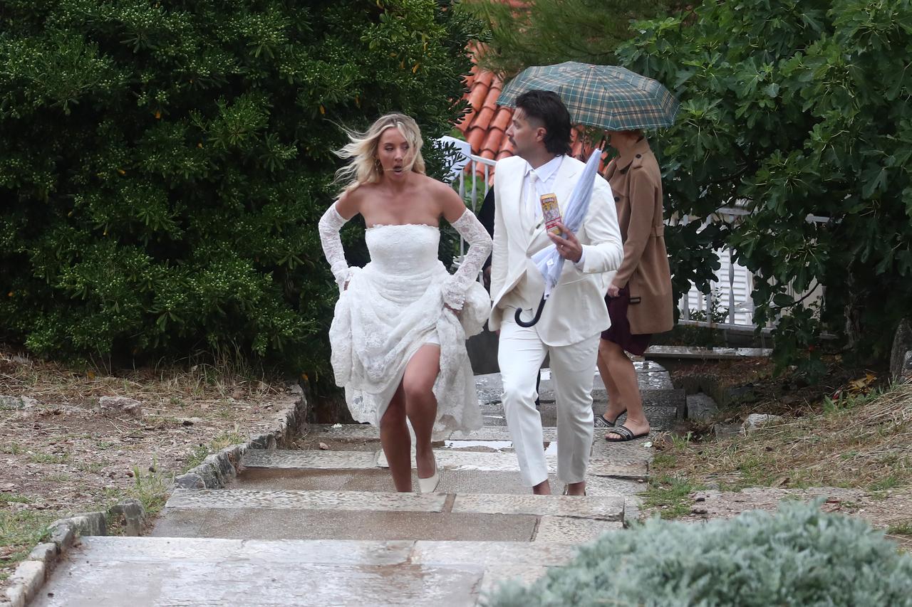 EKSKLUZIVNE FOTOGRAFIJE Nicole Artukovich i Liam Stewart dolaze na svadbenu večeru 