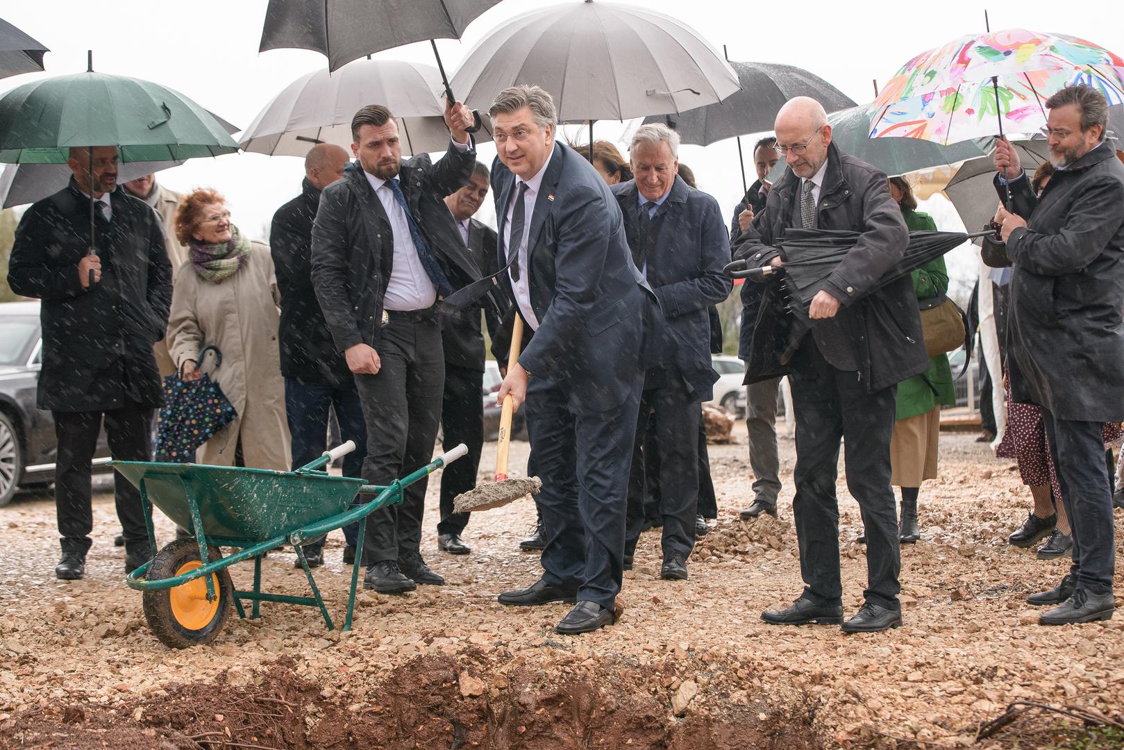 Dok mu je osiguranje pridržavalo kišobran, dobro raspoloženi Plenković ubacio je lopatu pijeska u temelje nove škole, a kako je to izgledalo pogledajte u nastavku galerije. 