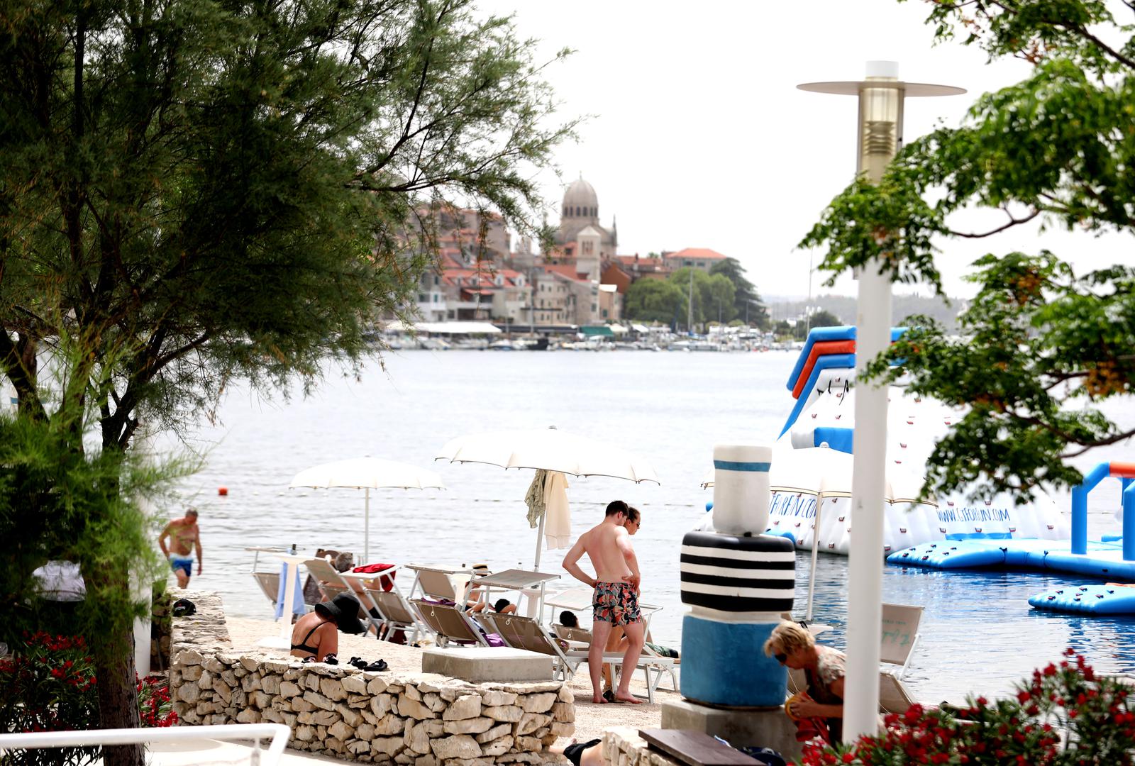 Državni hidrometeorološki zavod (DHMZ) već nekoliko dana upozorava građane na toplinski val te velike vrućine. 

