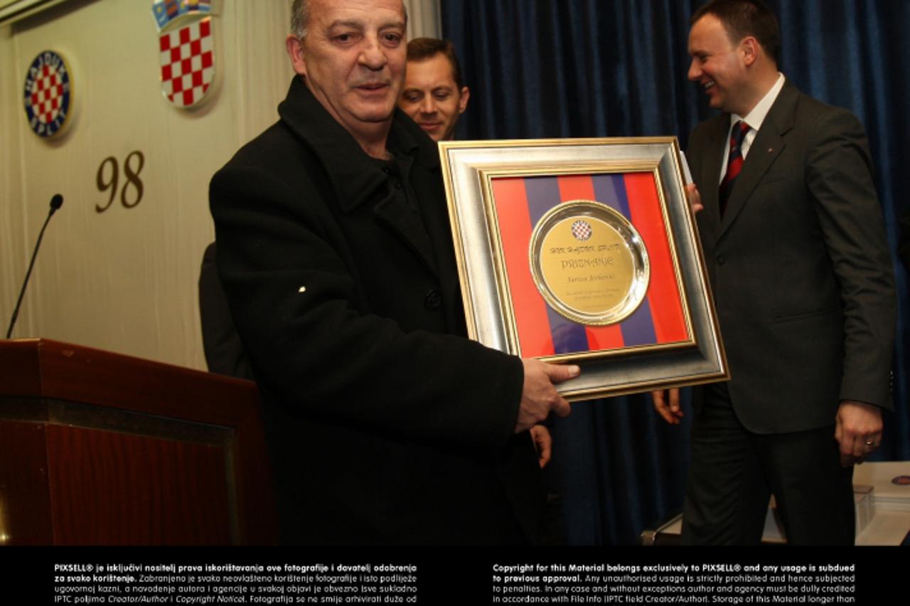 '13.02.2009.Split.Hrvatska -98 rodjendan Hajduka.Svecana skupstina u Poljudu. Jurica Jerkovic sa priznanjem  .Photo: Ivo Cagalj/24sata'