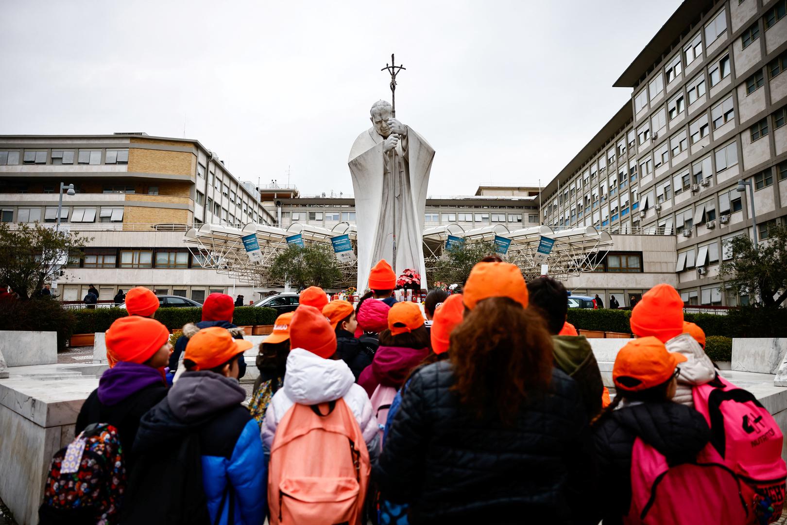 Argentina je ranije ovog tjedna uputila nacionalni poziv svim “viljama” i “bariosima” – siromašnim četvrtima i gradovima – da mole za papu. Gabriel Indihar (50) poslušao je poziv, vjerujući u snagu zajedničke molitve.