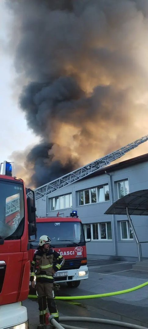 Veliki požar izbio je u ponedjeljak rano ujutro na području Male Švarče u Karlovcu, gdje su gorjeli skladišni objekti. Zbog požara i gustog dima građanima je stiglo upozorenje putem sustava SRUUK. 