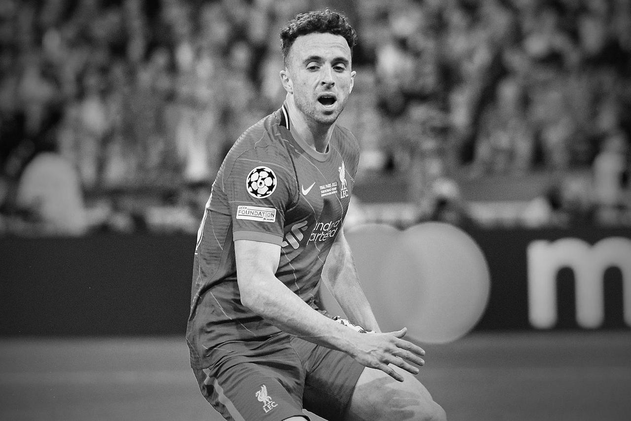 Football star Diogo JOTA dies in a traffic accident at the age of 28.