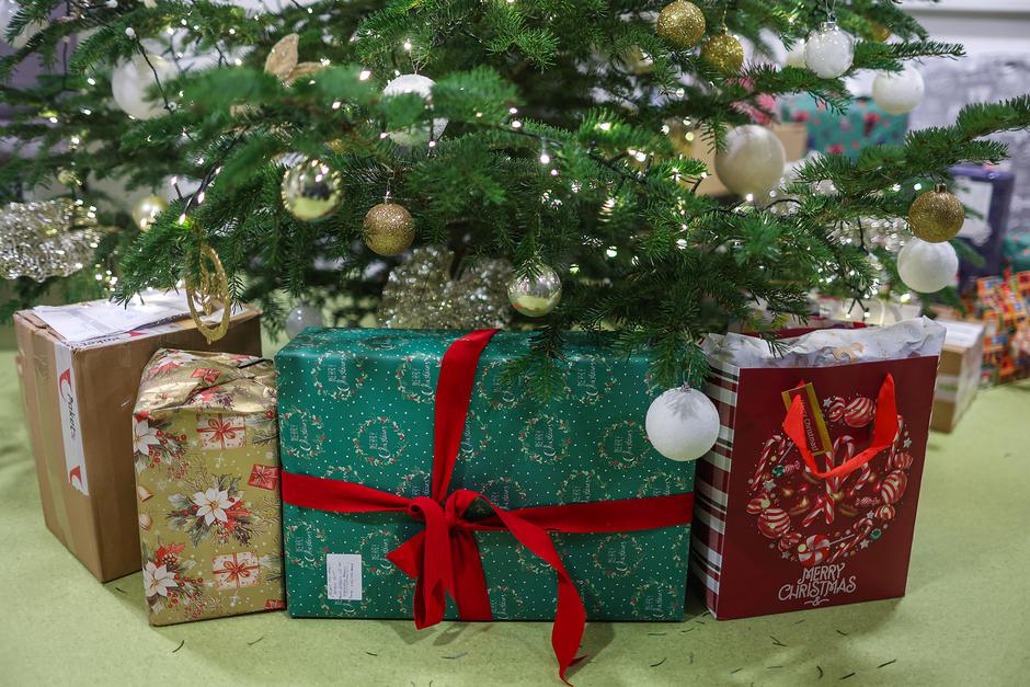 Zagreb: U sklopu projekta Mali paket velikog srca, štićenici Dječjeg doma dobili su božićne poklone