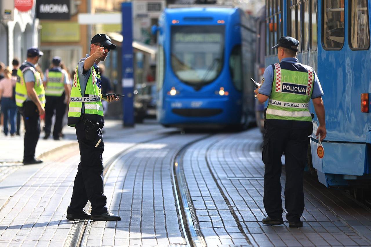 Zagreb: U Ilici se pokvario tramvaj te su ga ljudi morali gurati