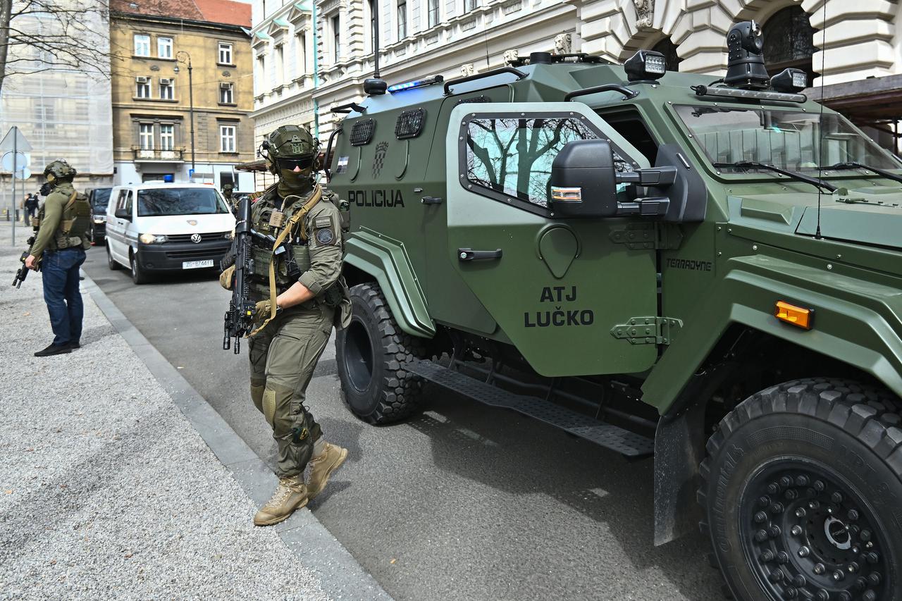 Zagreb: Privođenje na Optužno vijeće osumnjičenih za trgovinu drogom pod pratnjom specijalne policije