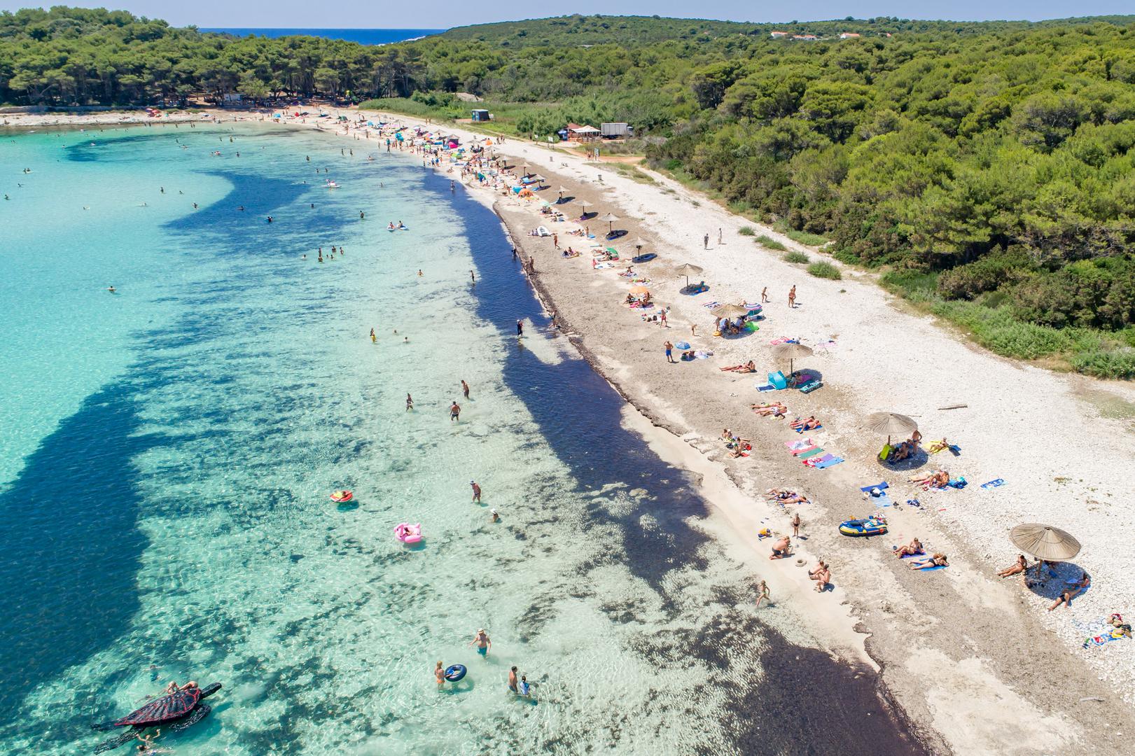 Saharun je savršena plaža za djecu. Duga je oko 300 metara, a na 250 metara od obale dubina je 3,5 metara, što znači da je prostor za kupanje iznimno velik i plitak, te pogodan čak i za malu djecu. Kombinacija kristalno čistog mora okruženog borovom šumom pruža potrebnu hladovinu tijekom najtoplijih dana. Sakarun se nalazi na otvorenom moru, ali je zaklonjen dugom uvalom, što osigurava da temperatura vode uvijek bude ugodna.