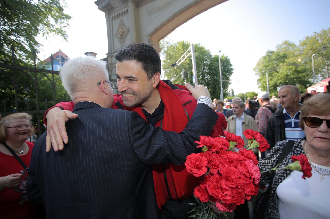 Davor Bernardić u Maksimiru dijelio karanfile