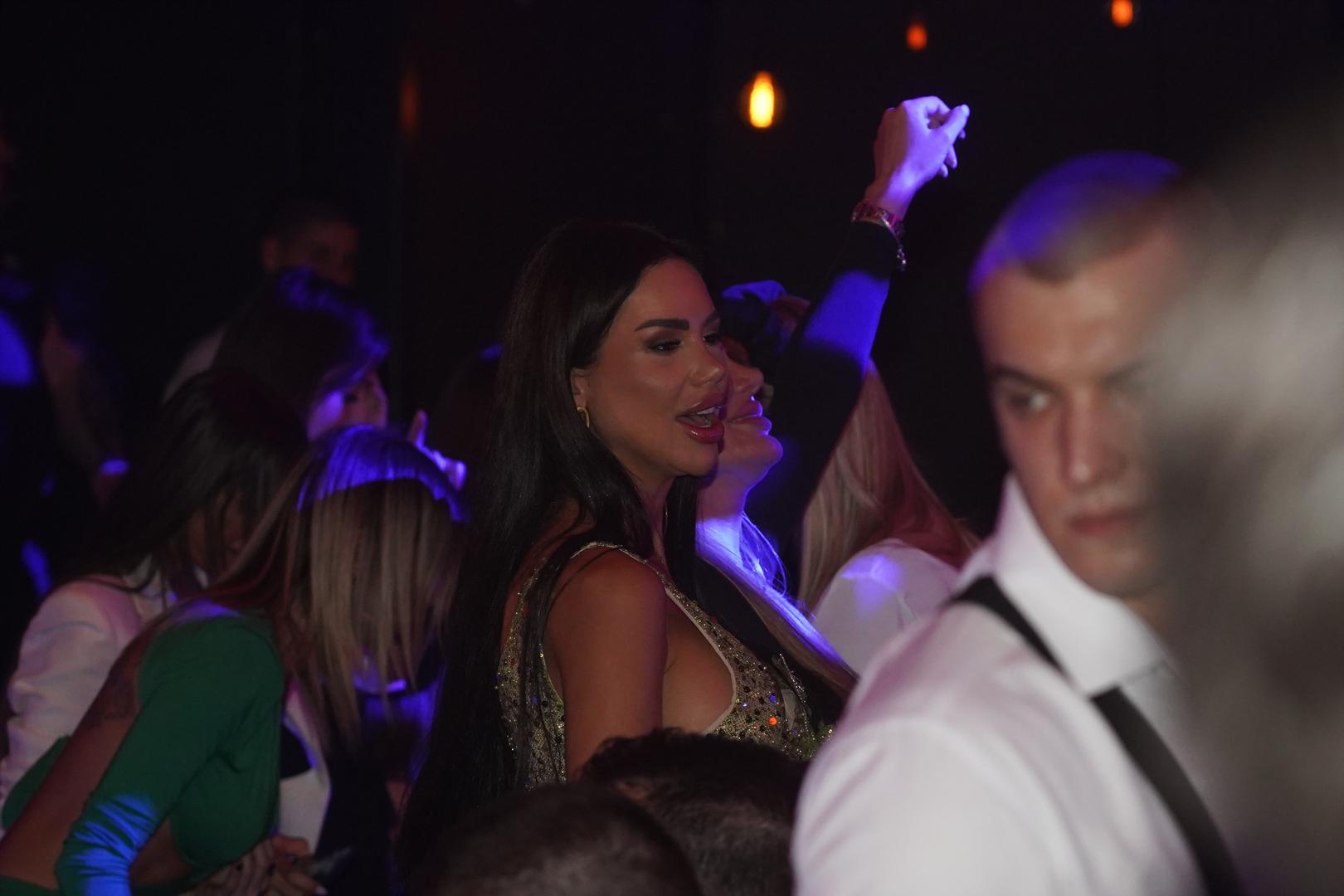 Prema njezinoj tadašnjoj priči, Šarić joj je u početku pomagao jer se u Zagrebu nije najbolje snalazila, no odnos je s vremenom, kako je tvrdila, prerastao u nešto iz čega se teško mogla izvući.
