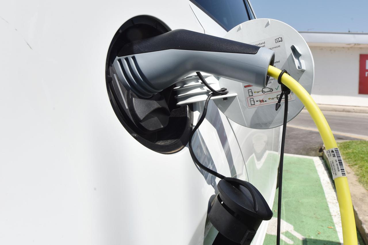 električni automobil