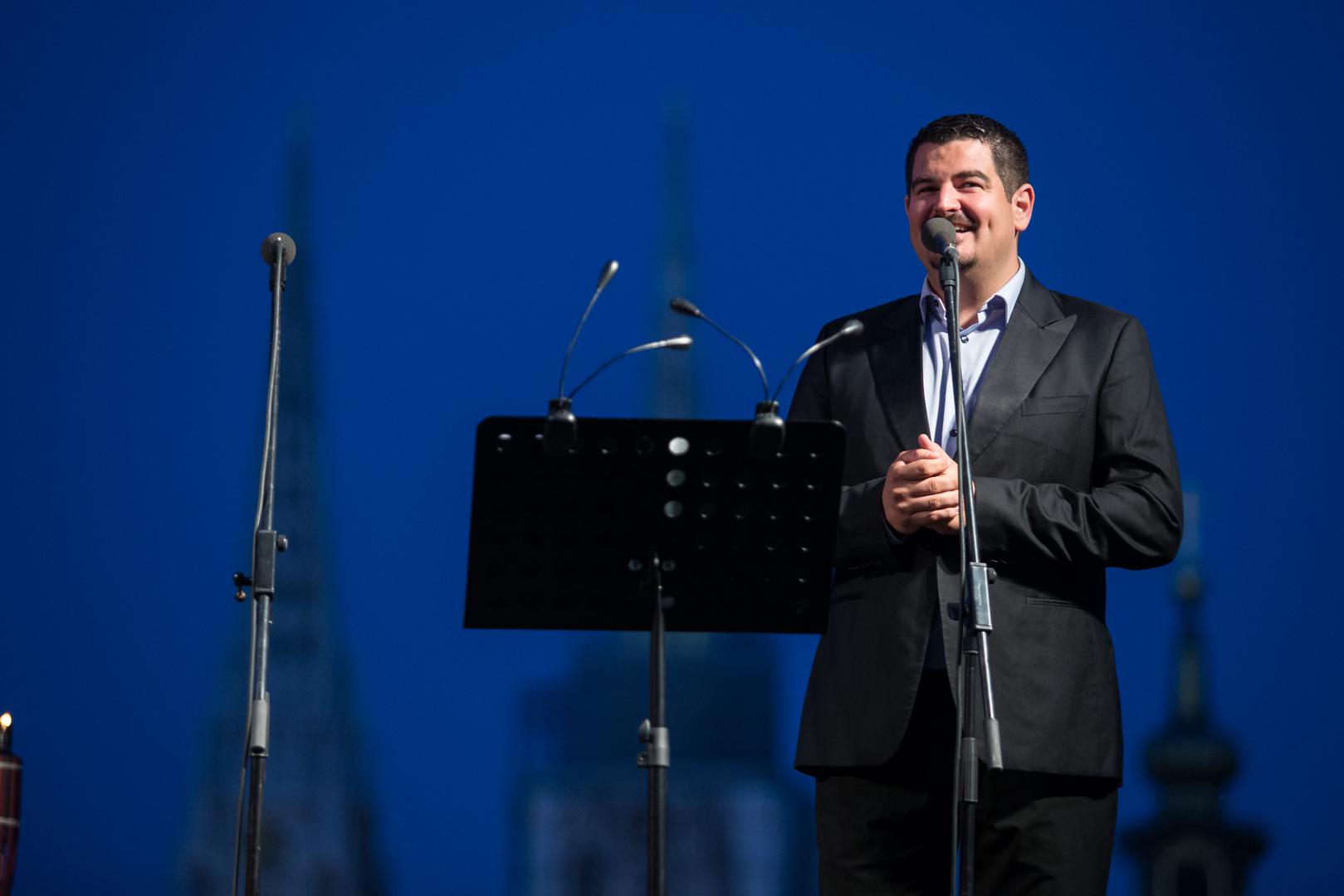 "Kad nema ni jedne pive, ni jednog 'jacka', jasnije vidiš stvari u životu, ljude koji su iskorištavali tvoju dobrotu, ali i one koje si nezasluženo stavljao u drugi plan. Ljudi su proračunati, i naučili su me pameti. Svaku školu sam teško platio, ali da nisam, ne bih bio to što jesam. Ne bih danas bio zaista sretan", Pecotić je tada izjavio.