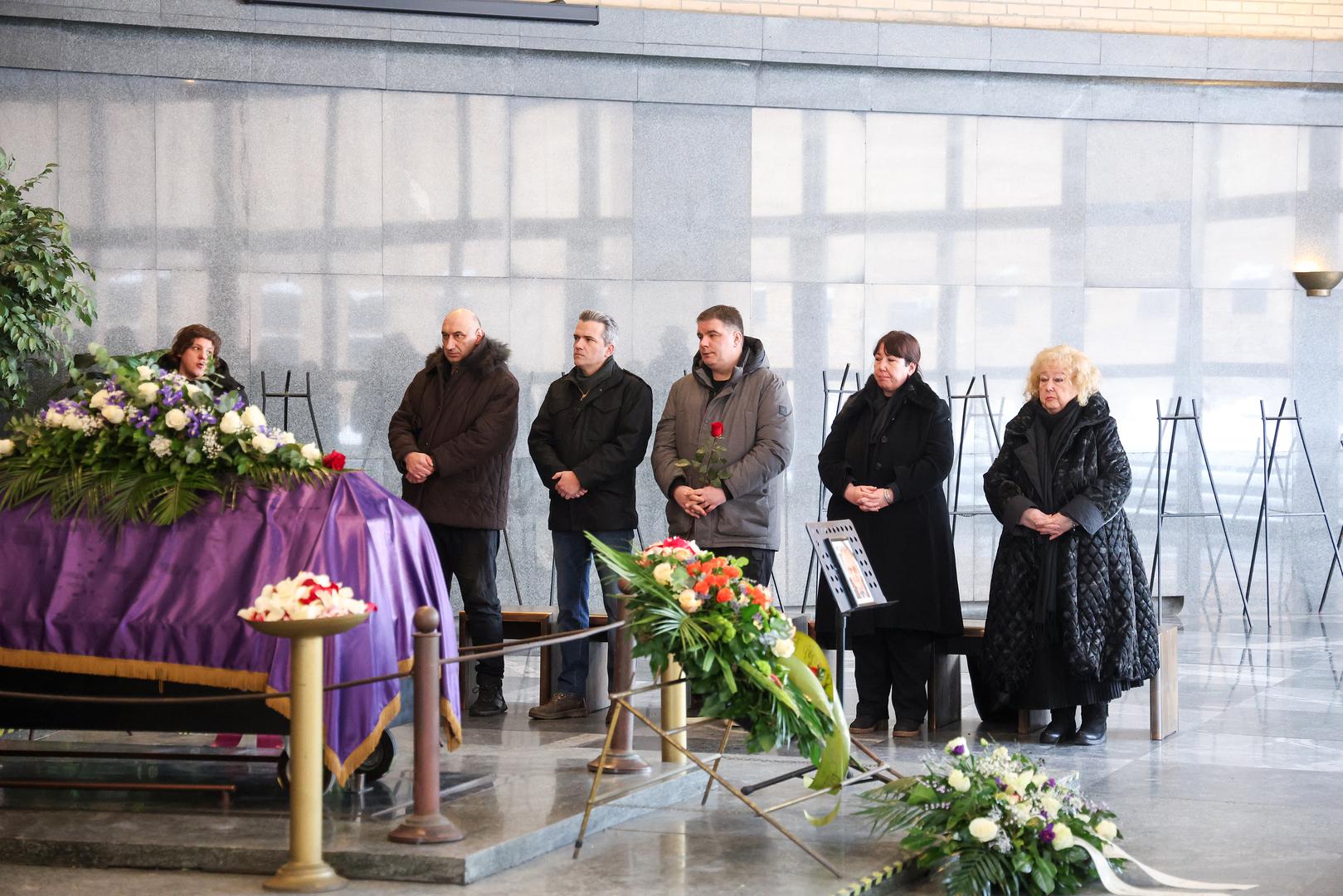 Prof. dr. sc. Tomislav Sabljak - svestrani književnik, prevoditelj i znanstvenik te utemeljitelj Večernjakova natječaja Ranko Marinković za najbolju kratku priču, čiji je selektor i dobri duh ostao do smrti - napustio nas je u prvim danima nove godine nakon uporne borbe s teškom bolesti. Iza njega ostali su supruga Ljiljana, kći Ivana te ostala tugujuća rodbina i prijatelji