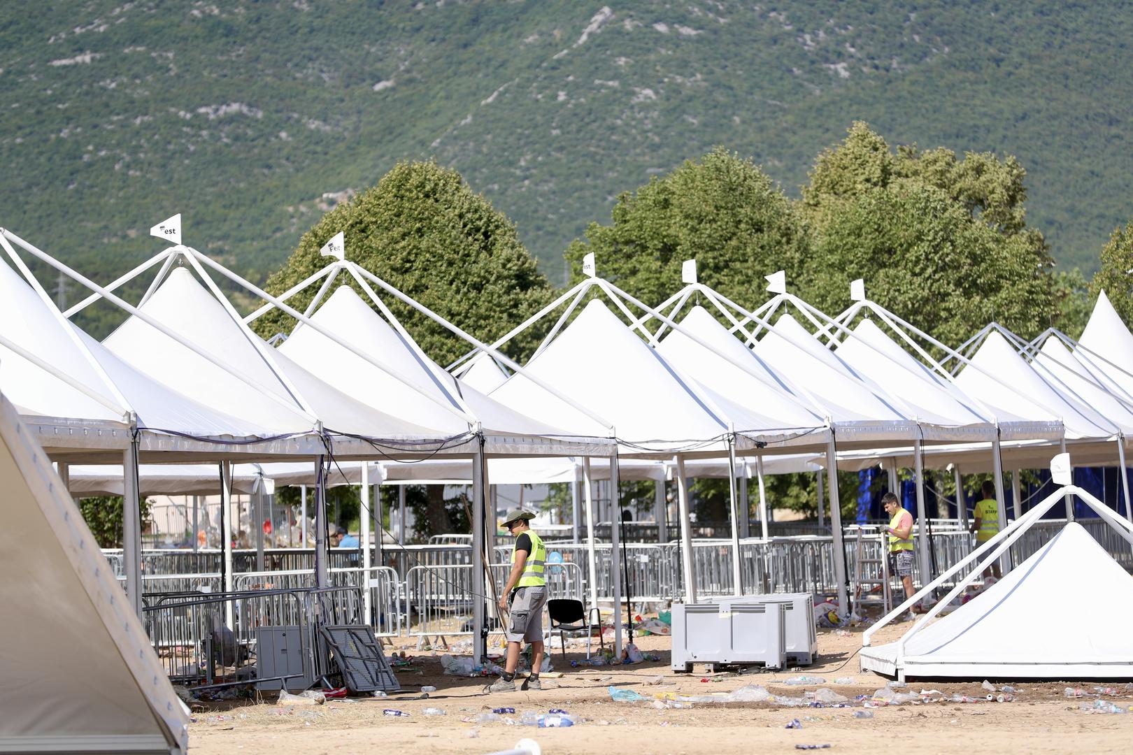 

U nastavku je izveo pjesme “Geni kameni”, “Vjetre s Dinare”, “Neću izdat ja”, “Moj Ivane”, “Prijatelji” i “Bojna Čavoglave”. Tijekom večeri na terenu su bile prisutne sve službe, uključujući više desetaka pripadnika policije i djelatnika hitne pomoći. Prije koncerta privedeno je šest osoba zbog pjevanja i poticanja na neprimjereno ponašanje, uključujući pet muškaraca te jednu ženu koja je u centru Sinja puštala pjesme neprimjerenog sadržaja.