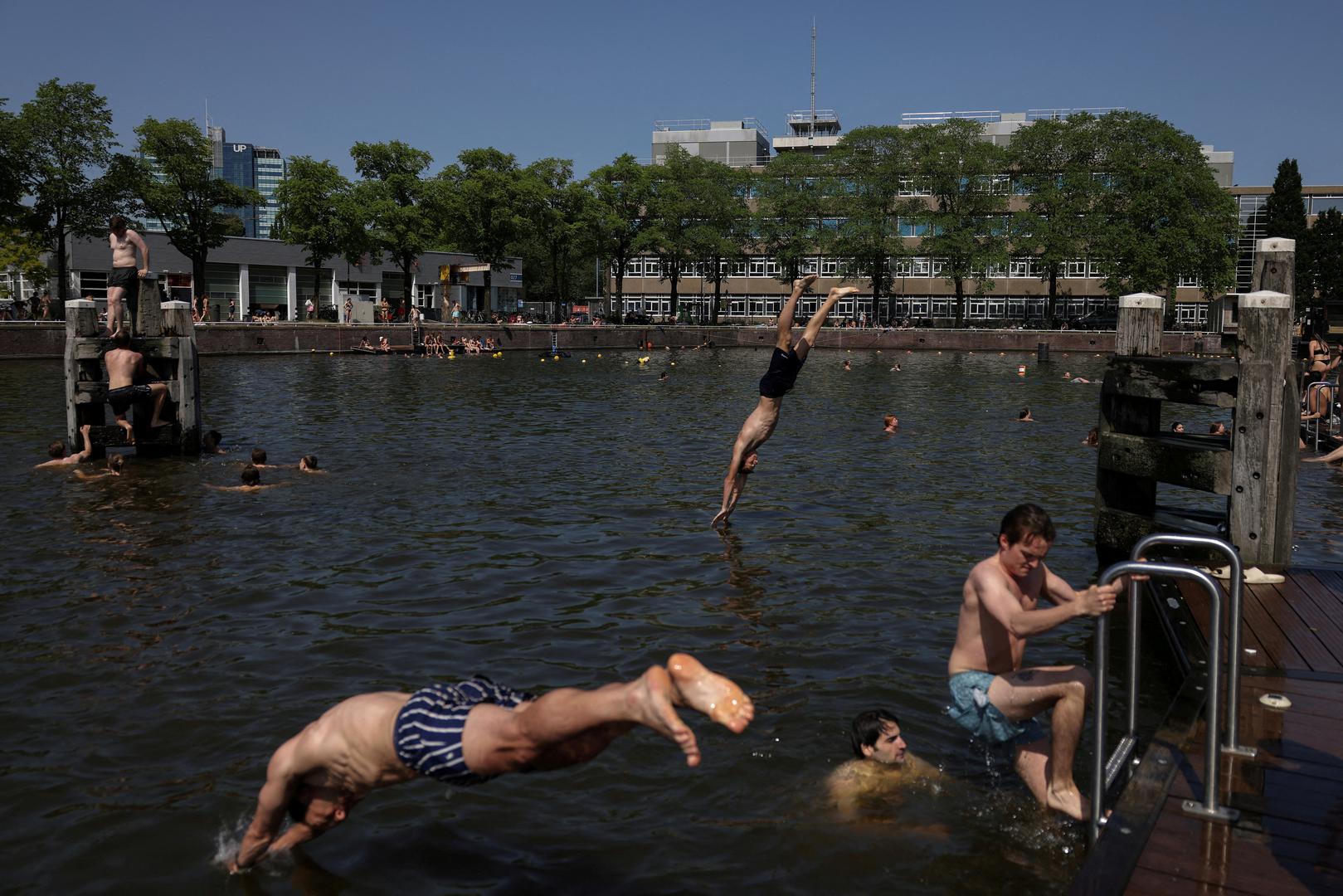 Europa se nalazi u stisku žestokog toplinskog vala, a meteorolozi upozoravaju da bi u idućim danima mogli pasti brojni temperaturni rekordi, piše BBC.