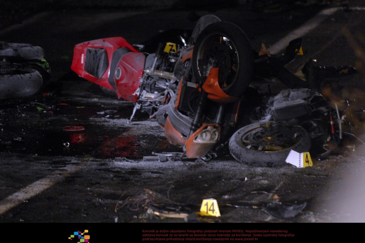 '21.04.2012., Kraj - Tri su osobe poginule, a dvije su tesko ozlijedjene u sudaru sedam motora, koji su se nakon sudara zapalili.  Photo: Goran Kovacic/PIXSELL'