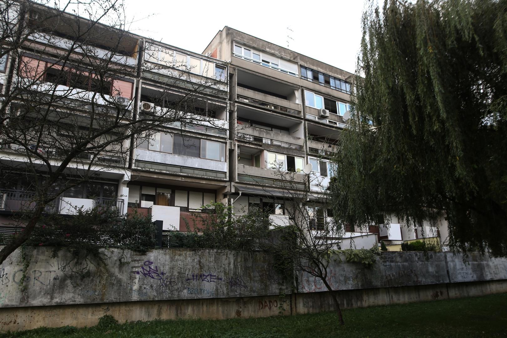 18.09.2020., Zagreb - Policijski ocevid u ulici Vladimira Ruzdjaka u naselju Savica, gdje je navodno doslo do ubojstva i samoubojstva.Vatrogasci su asistirali policiji i mrtvozornicima da iznesu dva tijela. Photo: Zeljko Lukunic/PIXSELL