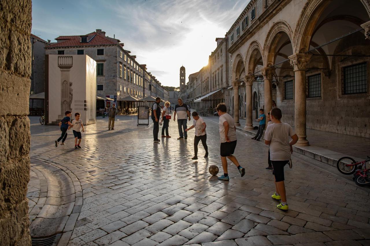 Dubrovnik: Dječaci iskoristili manjak turista da zaigraju nogomet na Stradunu