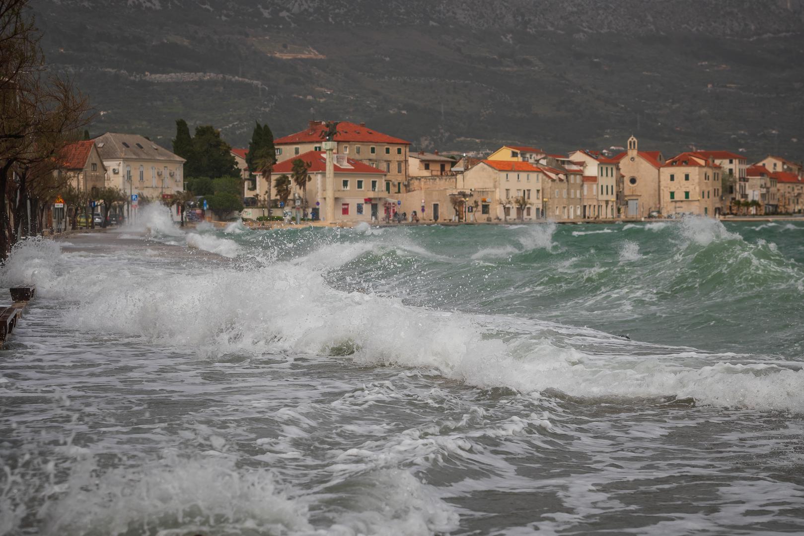01.04.2024., Kastel Novi -  Olujno Jugo podize valove i  stvara probleme na Jadranu. Photo: Zvonimir Barisin/PIXSELL