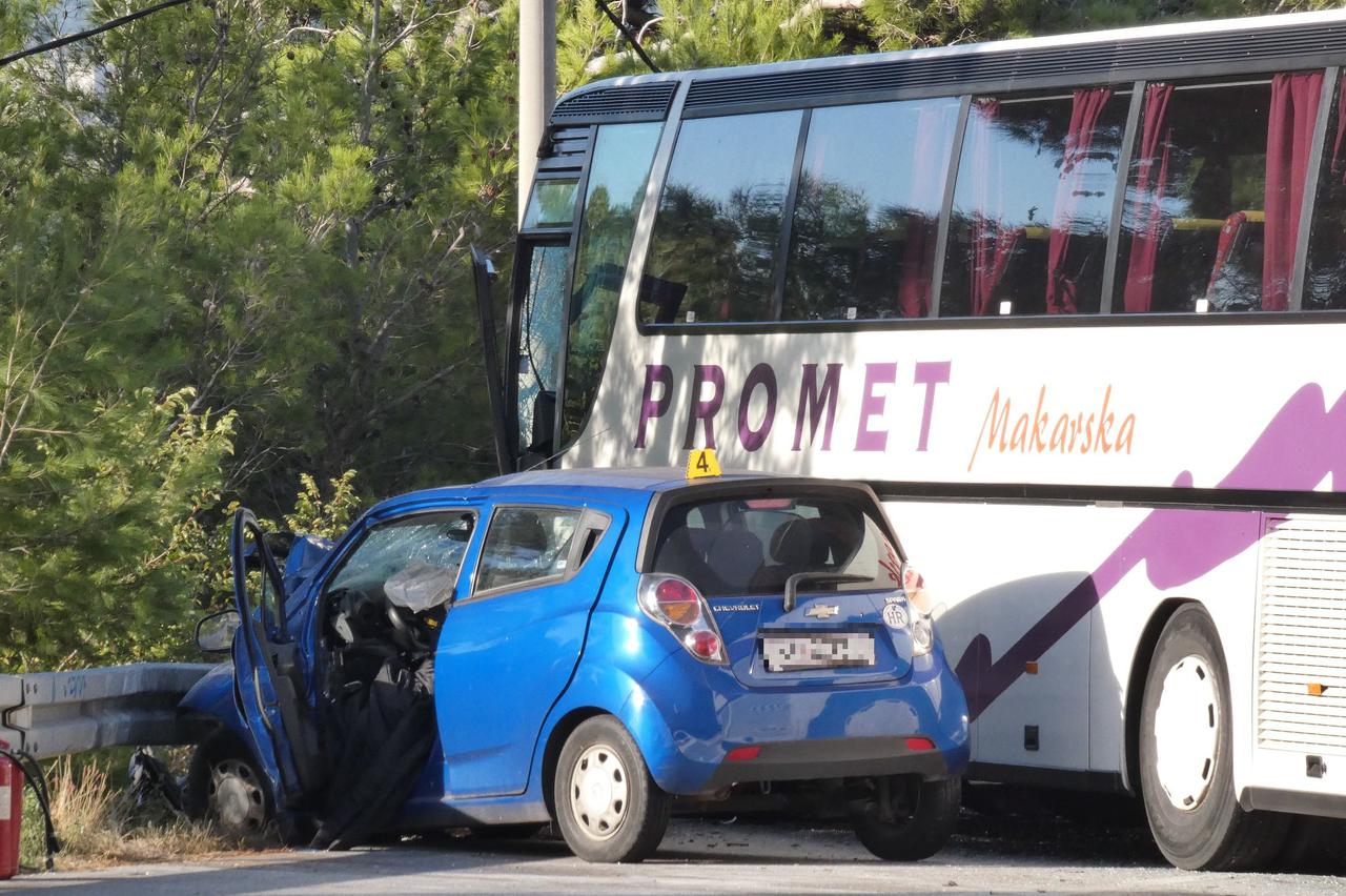 Na staroj kliškoj cesti sudarila se dva autobusa i osobni automobil