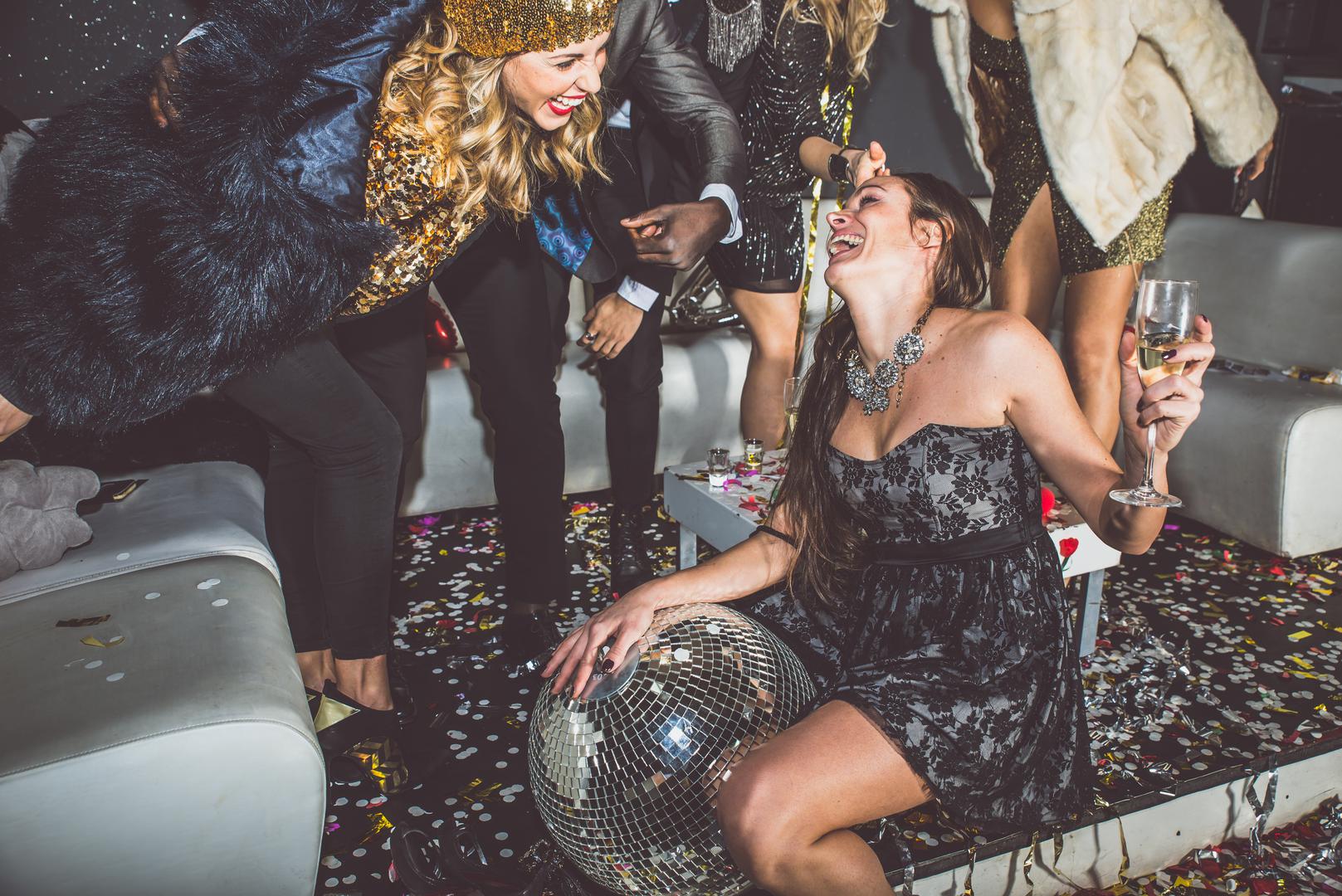 Škorpion: Pijani Škorpioni poznati su po svom intenzitetu. Njihov inače suptilni flert postaje očitiji, a zavodljivi pogledi češći. Alkohol ruši njihove zidove, otkrivajući duboku želju za ljubavlju i pažnjom. Postaju vrlo duhoviti, ali i skloni pametovanju i glasnom govoru. Mogu otvoriti dušu i iznijeti emotivne deklaracije. Loša strana? Skloni su slanju poruka bivšima ili osobama koje su ih povrijedile. Prijatelji bi im ponekad trebali privremeno oduzeti mobitel radi kontrole štete.