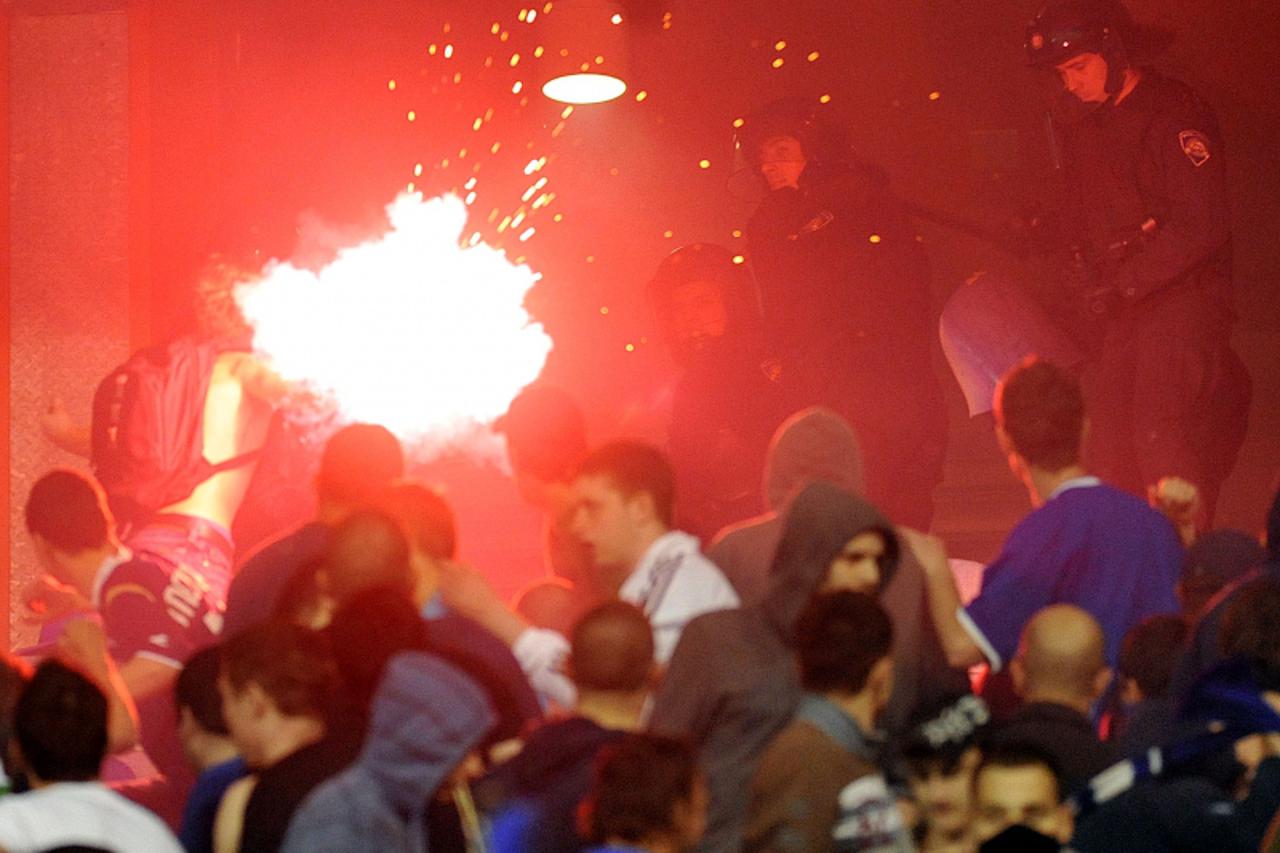 '01.05.2010., Zagreb - Nogometna utakmica 28. kola prve HNL izmedju domacina NK Dinamo i NK Hajduk.  Navijaci Dinama, Bad Blue Boysi napali su specijalnu policiju bakljama i stolicama prvo na istocnoj